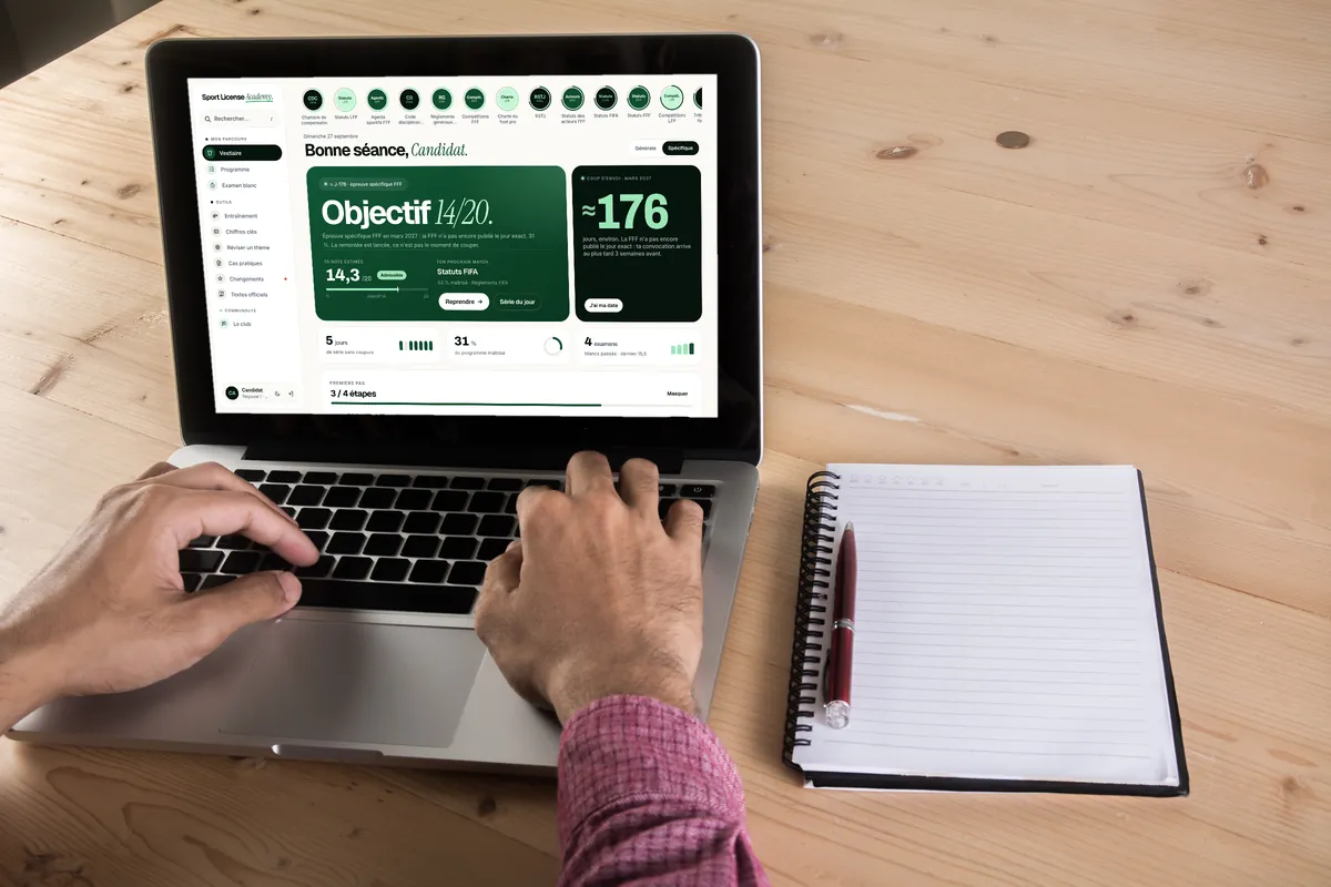 Un ordinateur portable affiche l'app Sport License Academy pendant une séance de révision