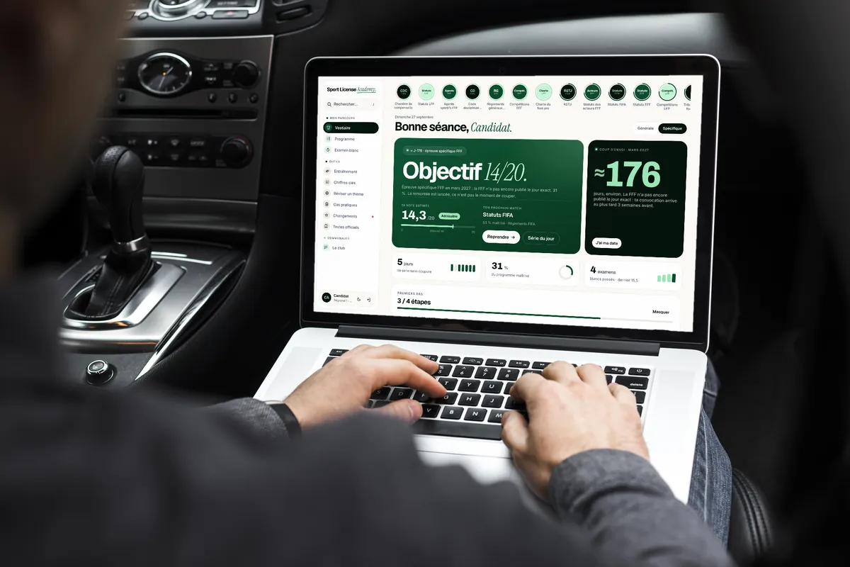 Dans une voiture, un ordinateur portable affiche le vestiaire de l'app Sport License Academy
